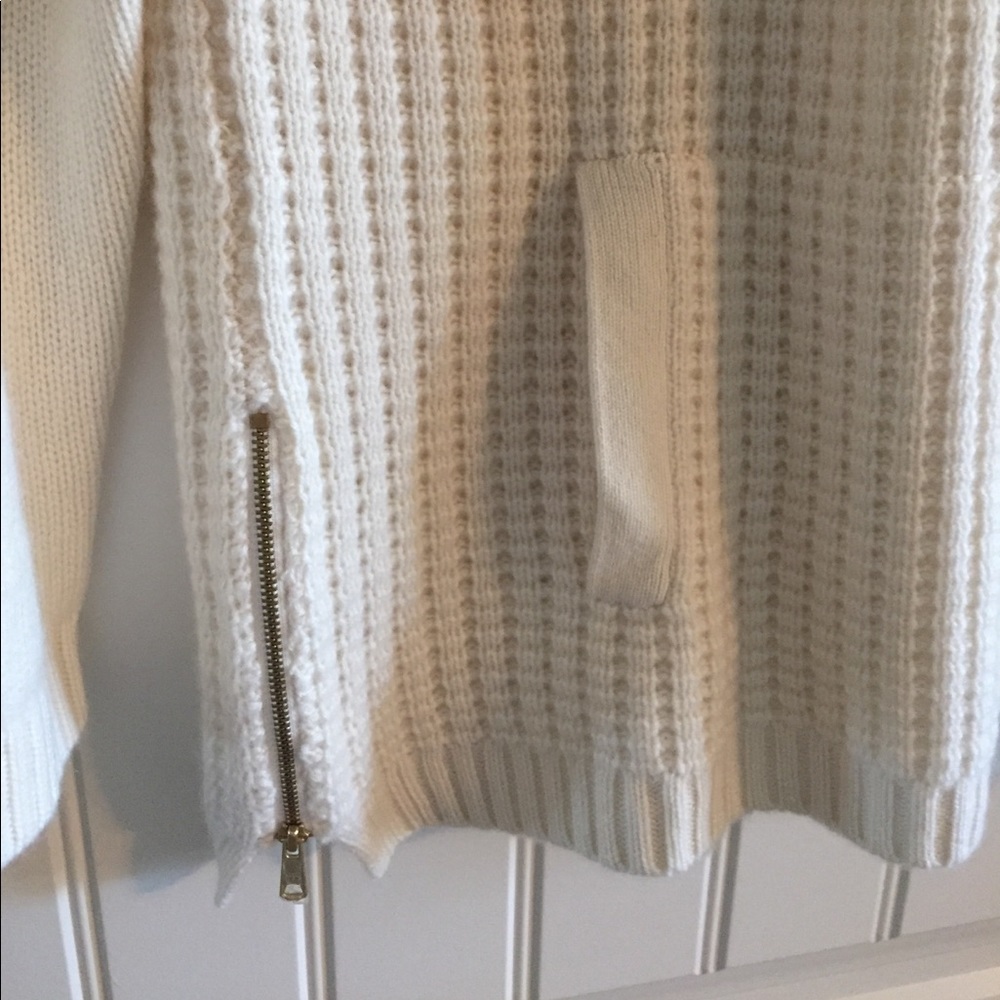 đŻ % Cashmere Sweater - Picture 2 of 4